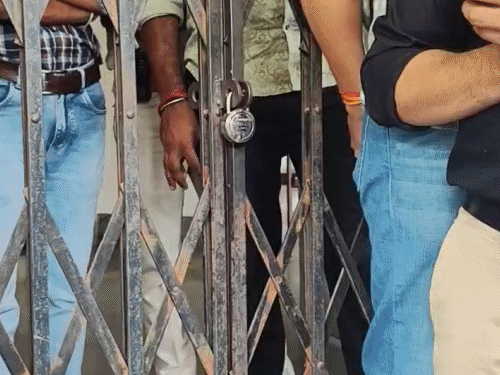 डॉक्टर की मौत के बाद से रेजिडेंट्स बंद और विरोध-प्रदर्शन कर रहे हैं, लेकिन हालात नहीं सुधरे।