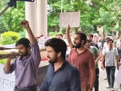 रेजिडेंट्स ने घटना के 5 दिन बाद कॉलेज परिसर में कॉलेज प्रशासन के शव के पुतले की अंतिम यात्रा निकाली थी।