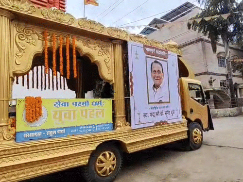 निवास स्थल से मारवाड़ी श्मशान घाट तक उनकी अंतिम यात्रा निकली।