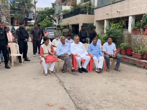 स्पीकर रमन सिंह के साथ सांसद संतोष पांडेय भी दुबे के निवास पहुंचकर परिजनों से मुलाकात की।