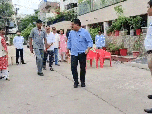 सुरेंद्र दुबे के निवास पर डिप्टी सीएम विजय शर्मा पहुंचे थे।