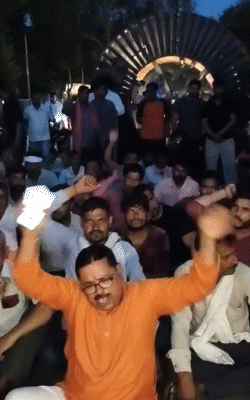 बिजली कर्मियों की मौत पर परिवार वालों के साथ लोग हंगामा कर रहे हैं।