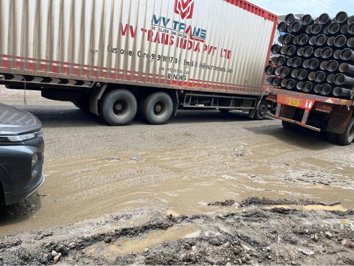 जाम के कारण ट्रांसपोर्टेशन में देरी हो रही है। इस वजह से ट्रांसपोर्टर्स का कहना है कि हम माल समय पर डिलीवर नहीं कर पा रहे हैं।