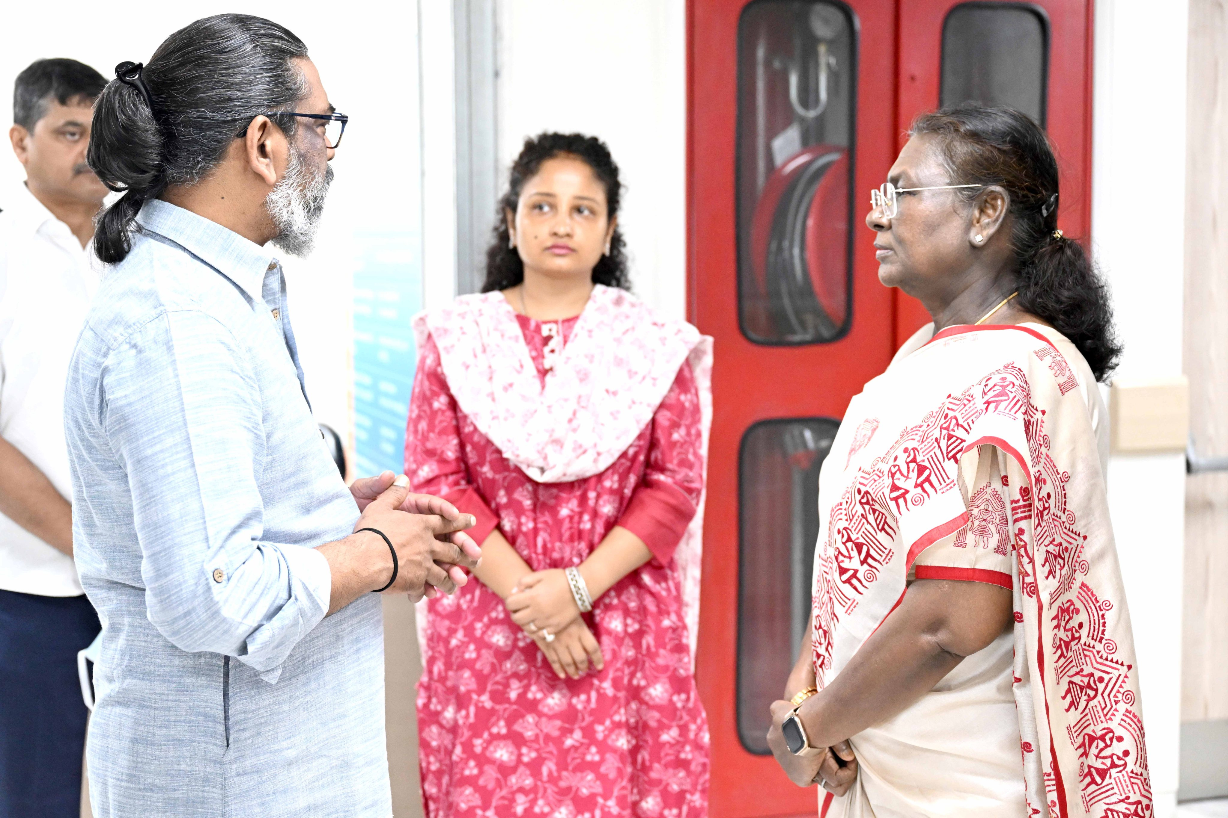 गुरुवार को राष्ट्रपति द्रौपदी मुर्मू अस्पताल पहुंचीं थी और हेमंत सोरेन से पिता शिबू सोरेन का हाल जाना था।