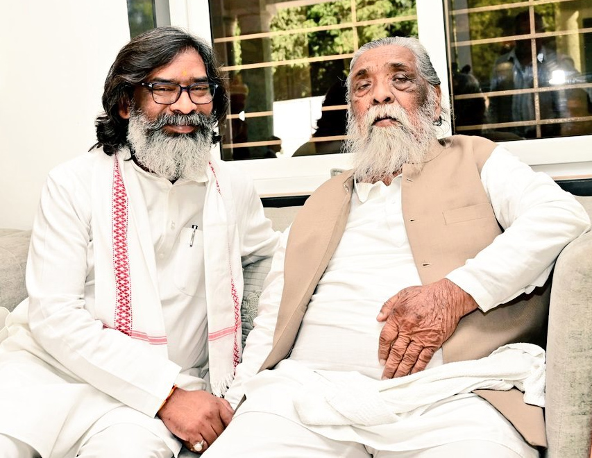 पिता शिबू सोरेन के साथ झारखंड के मुख्यमंत्री हेमंत सोरेन। (फाइल)
