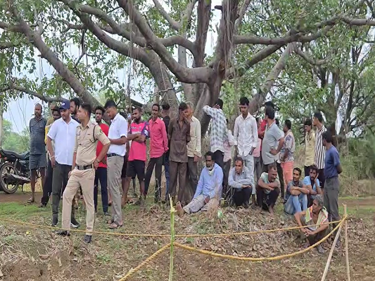 लाश मिलने की सूचना के बाद मौके पर लोगों की भीड़ जमा हो गई।