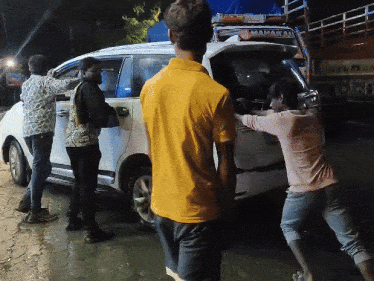 बंद होने के बाद सभी कारों को धक्का लगाकर सड़क किनारे लगाया गया।