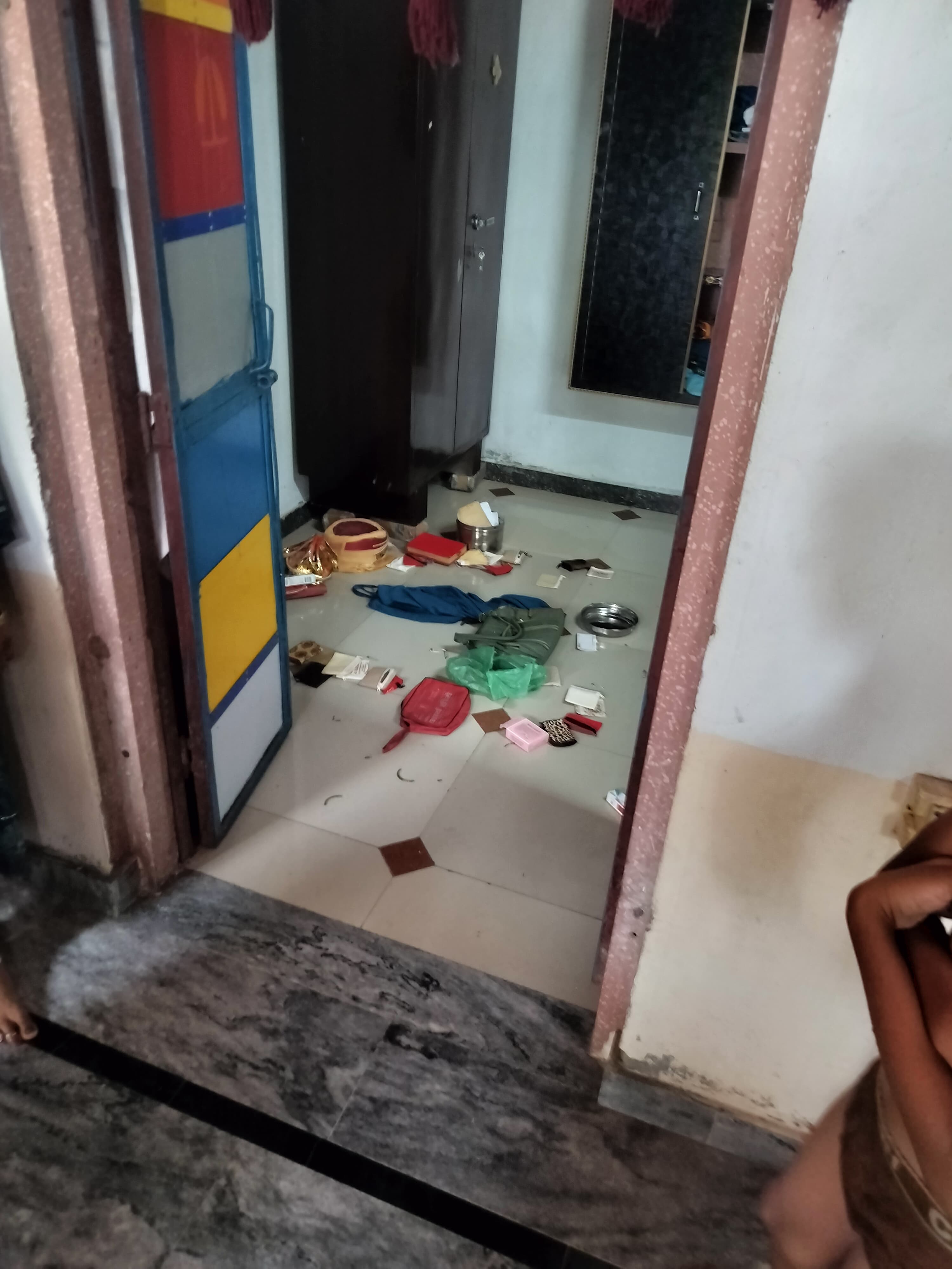 चोर अलमारी में रखे गहने और कैश चोरी कर ले गए।