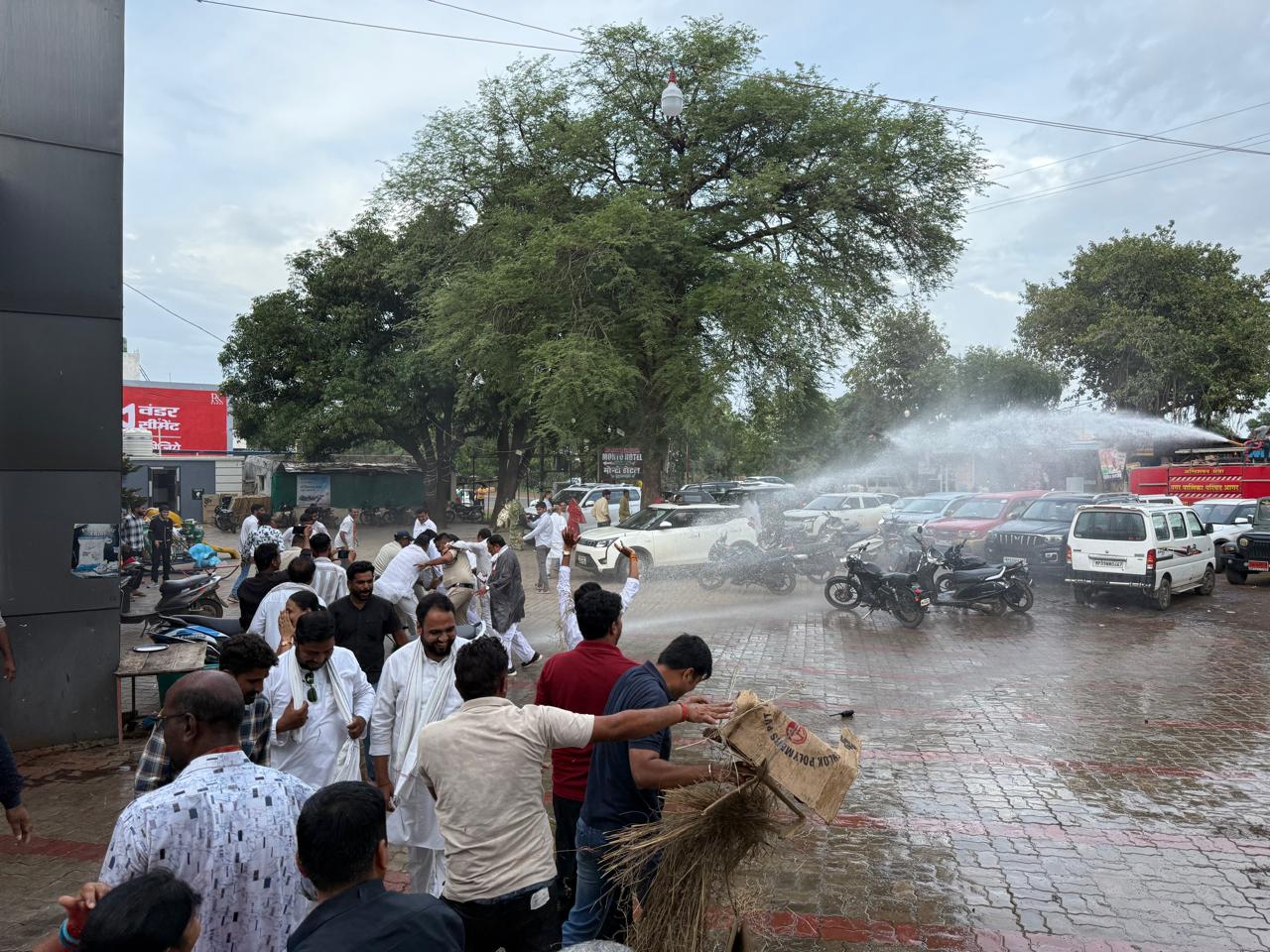 पुलिस ने प्रदर्शनकारियों पर वाटर कैनन का इस्तेमाल किया, जिससे वे इधर-उधर हो गए।