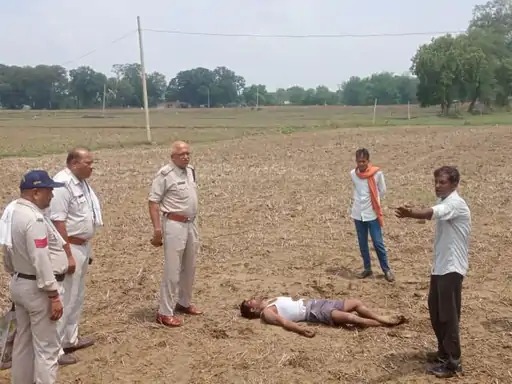 शव को खेत से उठाकर पोस्टमार्टम के लिए नहीं ले जाने दे रहे परिजन।