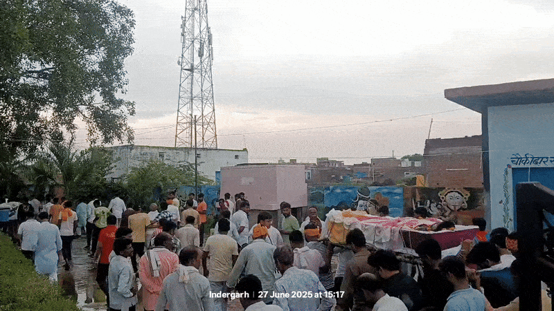 हजारों लोग अंतिम यात्रा में शामिल हुए।