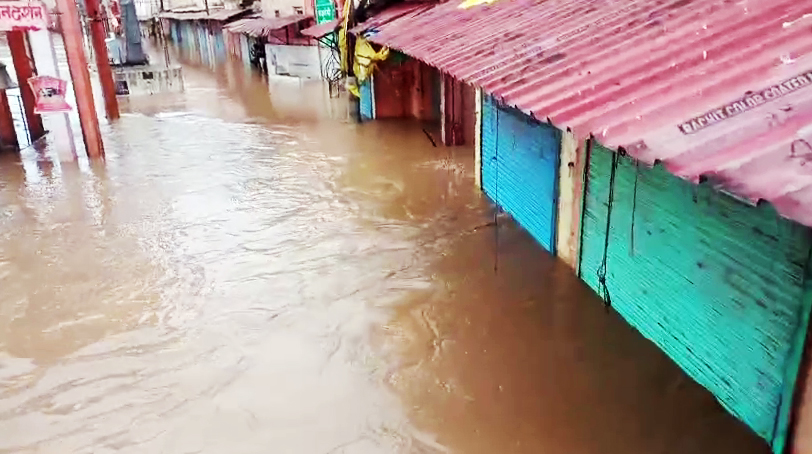 उत्तर प्रदेश के चित्रकूट में मंदाकिनी नदी उफान पर आने के बाद निचले इलाकों में पानी भर गया।