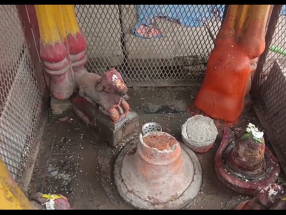 मंदिर में सुबह पुजारी ने देखा तो शिवलिंग टूटा मिला। - Dainik Bhaskar