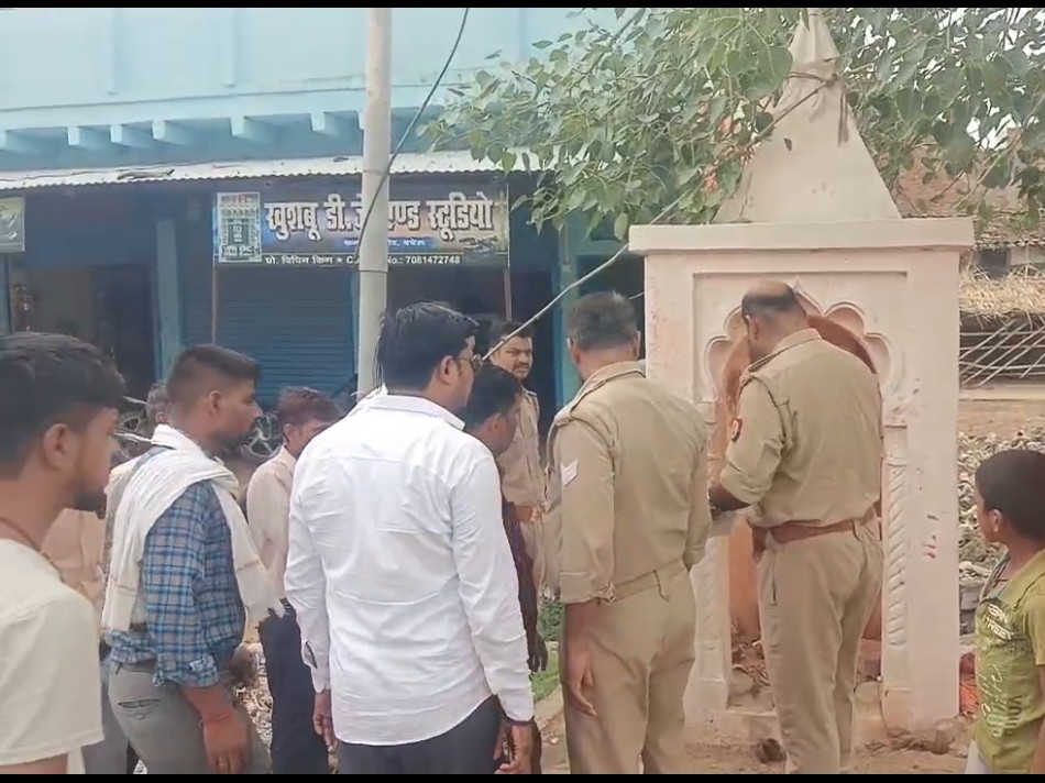 मौके पर पहुंची पुलिस टीम इलाके में पूछताछ कर रही है।