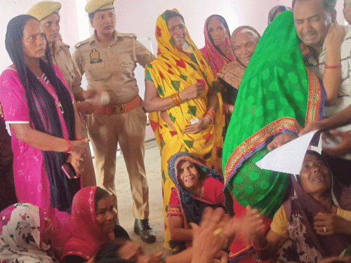 प्रबंधक की मौत के बाद परिवार के लोगों का रो-रोकर बुरा हाल है।