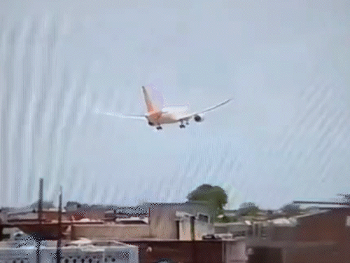 फ्लाइट नंबर AI-171 ने 12 जून को दोपहर 1.38 बजे उड़ान भरी और 1.40 बजे हादसा हो गया। उस समय प्लेन 200 फीट की ऊंचाई पर था।