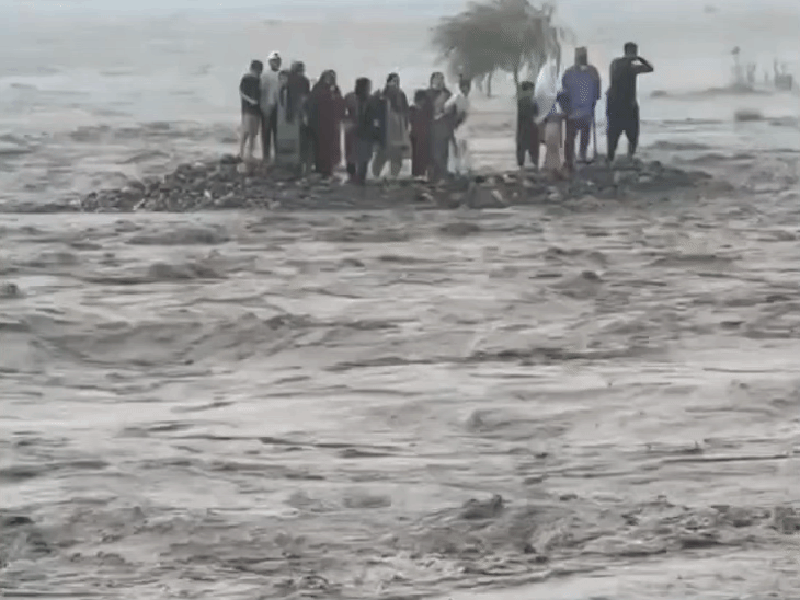 People trapped on the island in the flood in the Swat River in Khyber Pakhtunkhwa area of Pakistan. The picture is from Friday. - Dainik Bhaskar