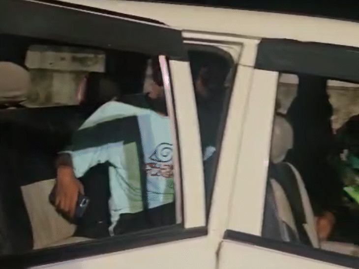 जुलूस में शामिल वाहन के चेकिंग करते पुलिसकर्मी।