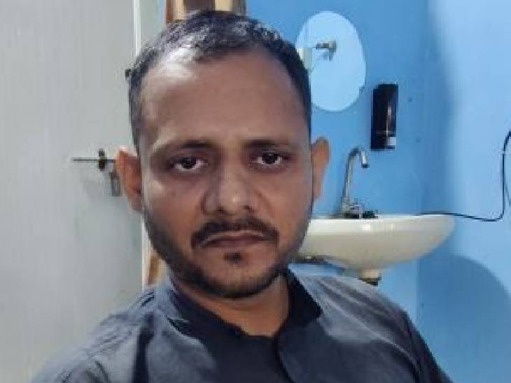 शाहकार हुसैन ने कहा- यहां जो बैनर लगे हैं, वे कोई सेलिब्रेशन नहीं, बल्कि एक वैचारिक प्रदर्शन हैं।