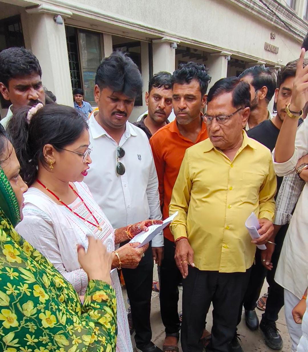 भाजपा नेता मनोहर पोरवाल (पीली शर्ट) के समक्ष ज्ञापन के माध्यम से समस्या बताते हुए।