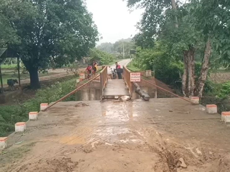 अधूरी पड़ी पुलिया से बाइक पार करना भी मुश्किल।