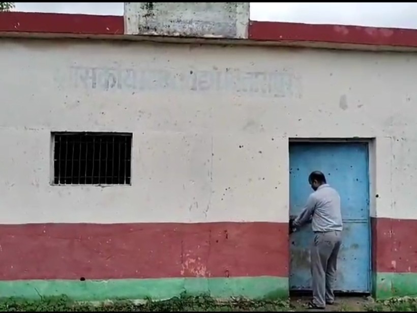 कॉलेज के गेट खोलने से बंद करने की जिम्मेदारी एक प्रोफेसर पर है।