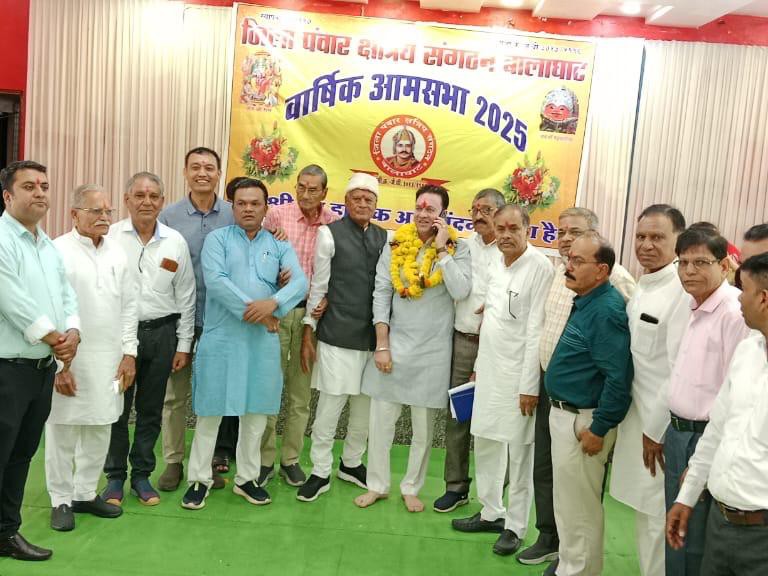 जिलाध्यक्ष बनने पर विशाल विसेन को सम्मानित किया गया।