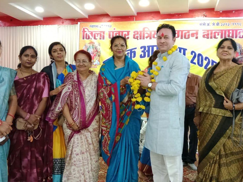 महिलाओं ने विशाल को फूलों की माला देकर बधाई दीं।