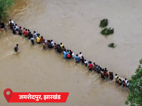 झारखंड के जमशेदपुर में स्कूल में बाढ़ में फंसे बच्चों के रेस्क्यू की तस्वीरें। - Dainik Bhaskar