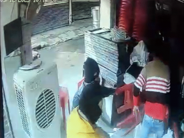 नसीम बन्ने खां ने भोपाल में एक टेंट कारोबारी पर दिनदहाड़े जानलेवा हमला किया था।