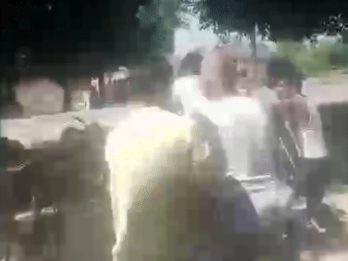 भाजपा नेता का पैर पकड़कर सपाइयों ने सड़क पर 20 मीटर तक घसीटा।