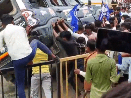 समर्थकों की भीड़ पुलिस की गाड़ी पर चढ़ गई। इसके बाद गाड़ी पलट दी।