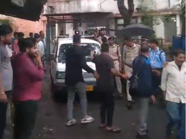 पोस्टमॉर्टम के बाद शव को लेकर जाते परिजन और पुलिसकर्मी।