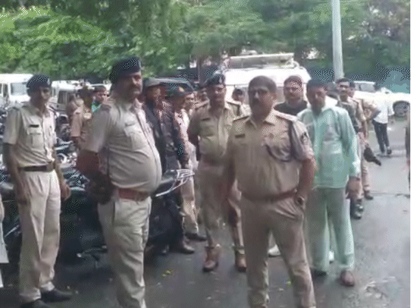 हमीदिया अस्पताल में पोस्टमॉर्टम रूम के बाहर तैनात पुलिस बल।