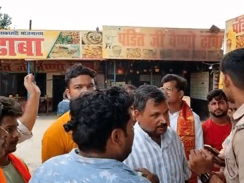 हंगामे की सूचना पर पुलिस मौके पर पहुंची। लोगों को समझाकर शांत कराया।