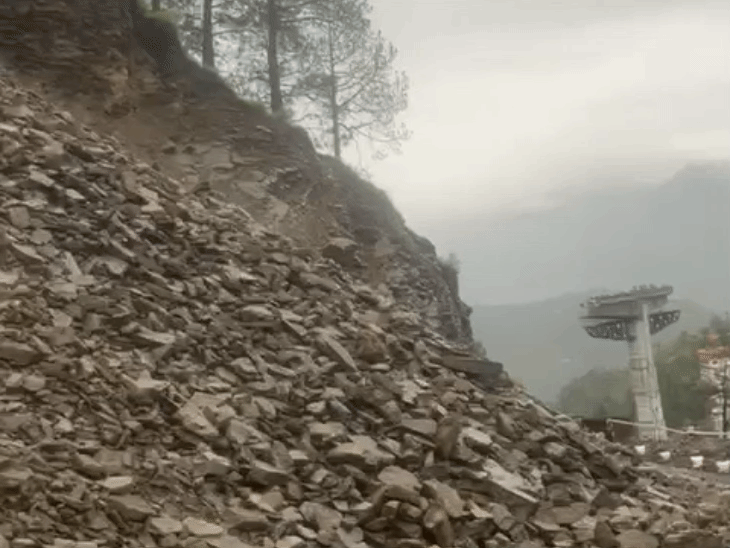 चंडीगढ़-शिमला फोरलेन पर रविवार सुबह लैंडस्लाइड से चक्की मोड़ के पास मलबा जमा हो गया।
