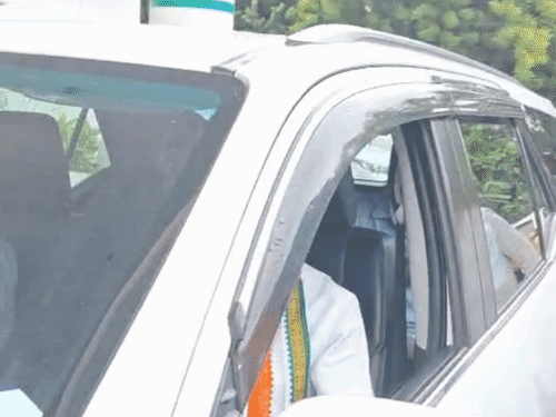 रायपुर के राजीव भवन में दीपक बैज का आईफोन चोरी हो गया। बीजेपी ने पूछा कि क्या भूपेश बघेल और सिंहदेव पर शक है ? - Dainik Bhaskar