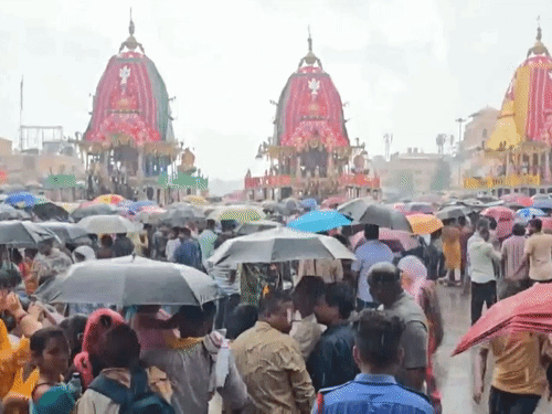 ओडिशा के पुरी में जगन्नाथ रथ यात्रा के दौरान तेज बारिश हुई। हालांकि श्रद्धालु तब भी डटे रहे।