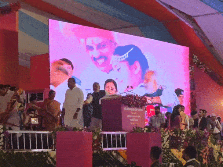 ये देखते ही खटीक नाराज होकर वहां से जाने लगे, शैतान सिंह उनके पीछे भागे।