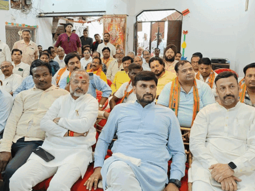 भाजपा नेता नीरज सिंह ने भूसा मंडी में आयोजित कार्यक्रम में शामिल होकर पीएम मोदी के मन की बात सुनी।