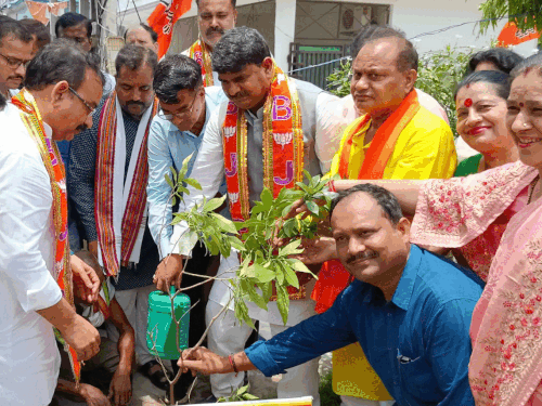 भाजपा प्रदेश महामंत्री (संगठन) धर्मपाल सिंह ने खुर्रम नगर में मन की बात कार्यक्रम सुनने के बाद पौधा लगाया।