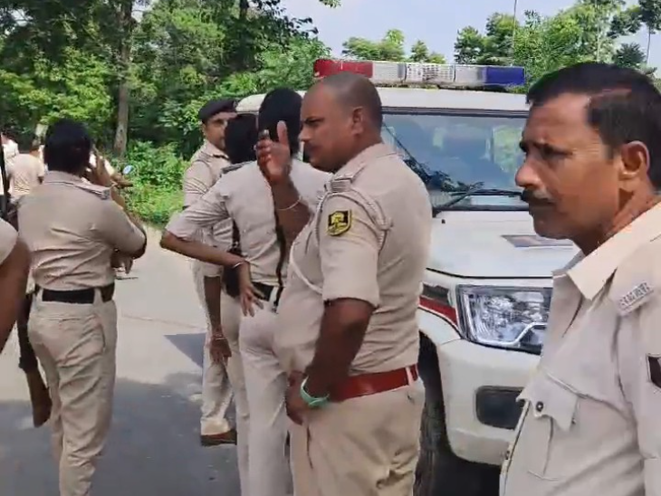 काफी मशक्कत से पुलिस ने ग्रामीणों का गुस्सा शांत कर प्रदर्शन को खत्म कराया