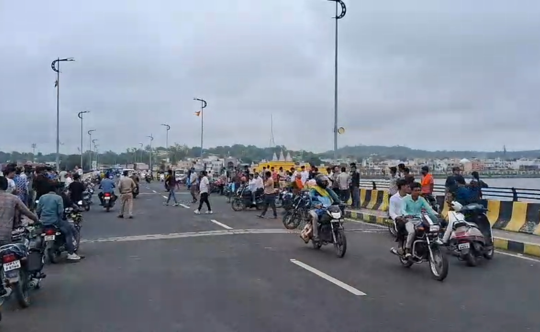 घटना के समय कॉरिडोर पर लगी लोगों की भीड़।