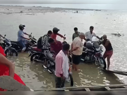 बिहार के वैशाली में पीपा पुल बंद हो जाने से लोगों को काफी परेशानी का सामना करना पड़ रहा है।