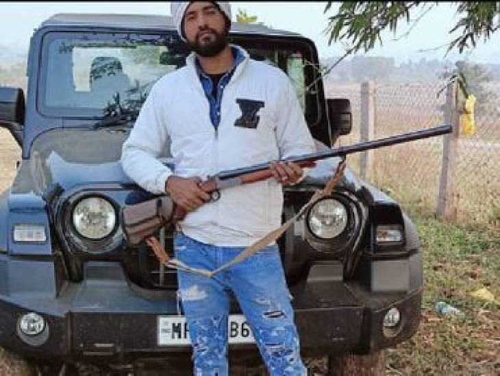 बन्ने खां सोशल मीडिया पर एक्टिव था। बंदूक-पिस्टल के साथ फोटो-वीडियो पोस्ट करते रहता था।