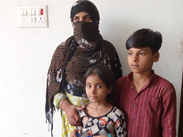 गुलजार की पत्नी और दोनों बच्चे। जो इस वक्त अस्पताल में हैं।