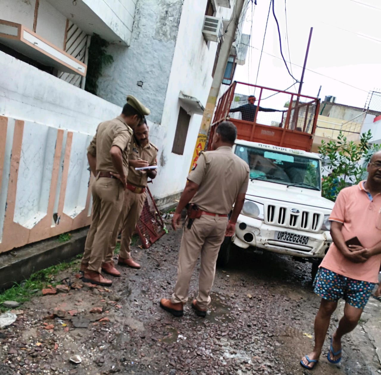 सूचना पर पुलिस ने मौके पर पहुंचकर छानबीन की।