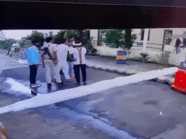 वीडियो में थप्पड़ मारने के बाद पूर्व विधायक टोल कर्मी को धक्का देते दिखे।