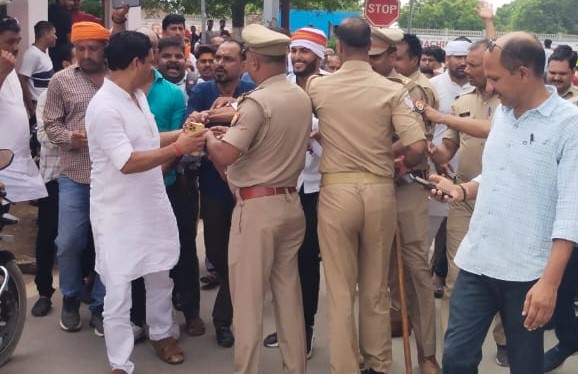 वाराणसी में धरना प्रदर्शन स्थल की ओर जाते ग्रामीणों को रोकती पुलिस।