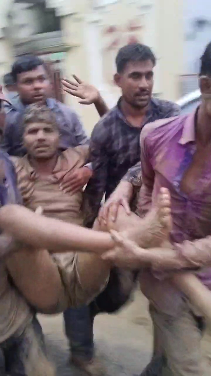 मजदूर पप्पू को सुरक्षित बाहर निकालकर अस्पताल भेजा गया।